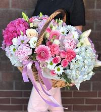 Композиция солнечный день в Ловлинской Цветочная композиция из Розы, Хризантемы, Пионы и Лизиантусы в корзине в Ловлинской